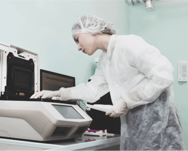 Scientist conducting a sperm DNA fragmentation analysis